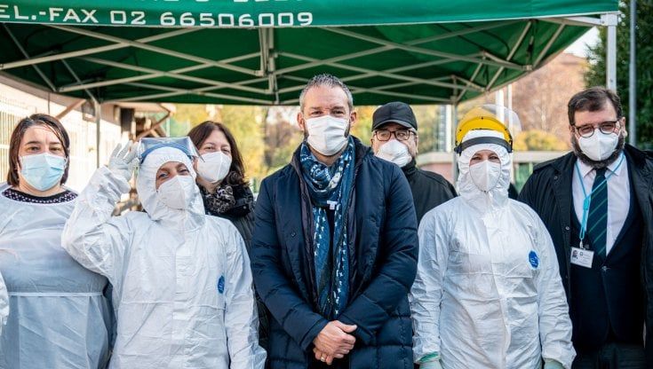 Tra campi da calcio e tennis le auto in fila per il tampone nel centro sportivo di Zambrotta