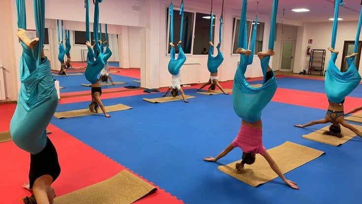 Non solo padel: arriva la flying yoga dance