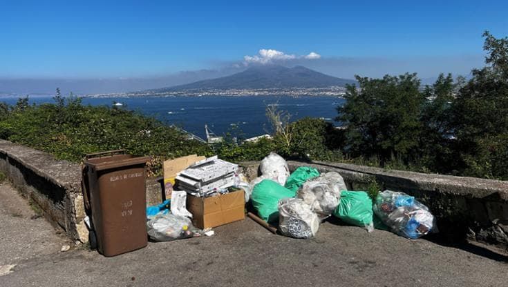Castellammare, panorama sul golfo con spazzatura. Protestano i turisti: "Zone belle, ma sporche"