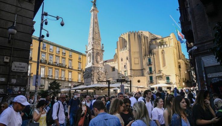 Napoli, turisti in fila nei musei: pellegrinaggio da Diego, "Città bella ma caotica". Manfredi: "Miglioreremo"