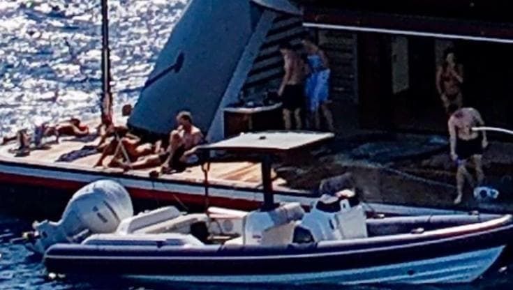 Zuckerberg in vacanza a Ischia: inviati a bordo i cornetti tipici dell’isola verde