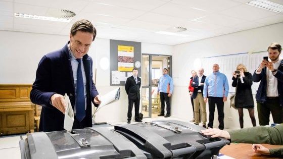 Olanda, governo perde maggioranza al Senato. E' boom populisti 