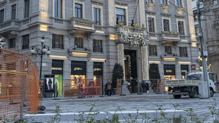 Passeggiando tra le aiuole e le panchine di granito: piazza Cordusio svela il suo nuovo volto
