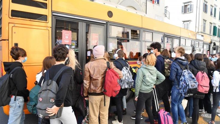Firenze, per la riapertura delle superiori controlli su 26 fermate di bus e tramvia