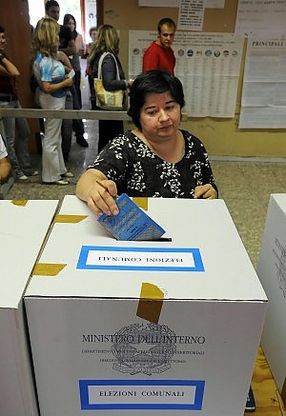 Amministrative, 95 comuni lombardi al voto.<br />Crolla l'affluenza, alle 22 ha votato il 47,9%