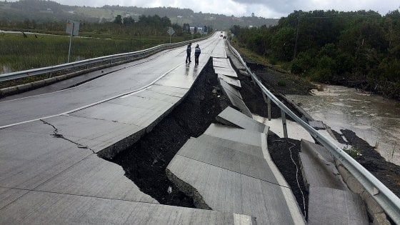 Cile, sisma di magnitudo 7.7. Allarme tsunami: evacuate zone costiere. Nessun ferito