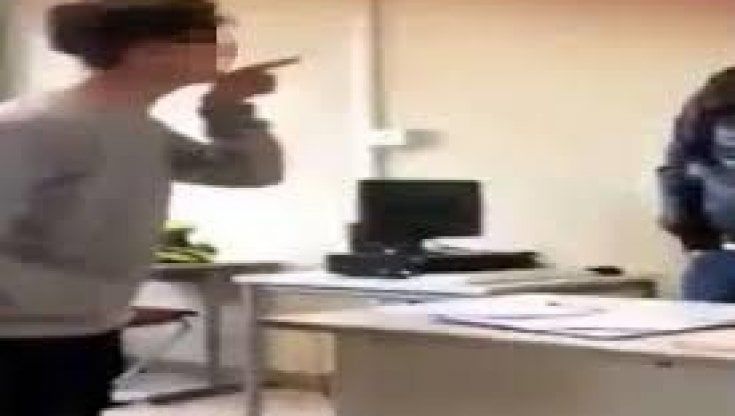 Vodka a ricreazione e aggressioni ai prof diffuse con lo smartphone: inchiesta sulla scuola violenta
