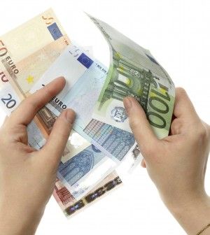 Gli italiani non spendono: in banca restano 32 miliardi in pi&ugrave;