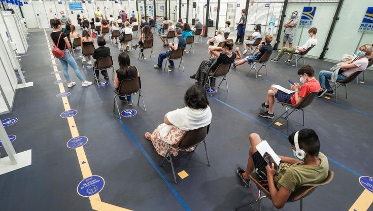 Il buco nero dei cinquantenni e la sfida finale di Figliuolo. "Vanno cercati e vaccinati"