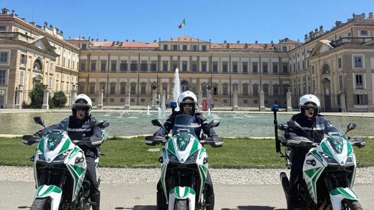 Bimbo di 9 anni seduto da solo in un bar a Monza: i clienti chiamano la polizia, la mamma era a Roma