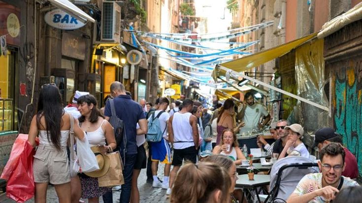 Giungla gazebo a Napoli, regole al palo: una multa ogni quattro controlli
