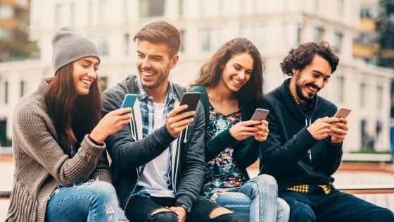 Sorpresa: i giovani italiani non sono molto smartphone-dipendenti