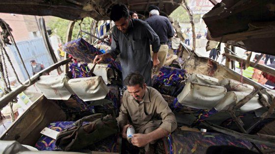 Pakistan, bomba su bus a Peshawar: almeno 15 morti 