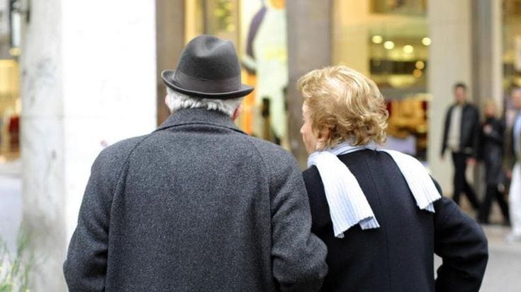 Era amore, non una truffa: assolta la sposa di 80 anni accusata di circonvenzione a un coetaneo
