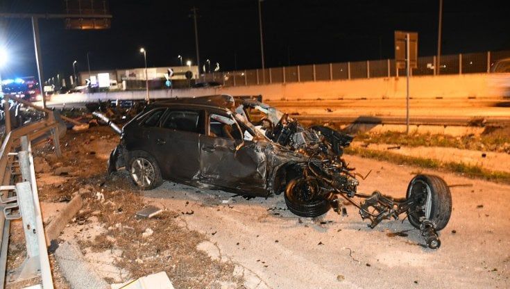 Bari, auto contro guard rail: morto un 26enne sulla statale 96