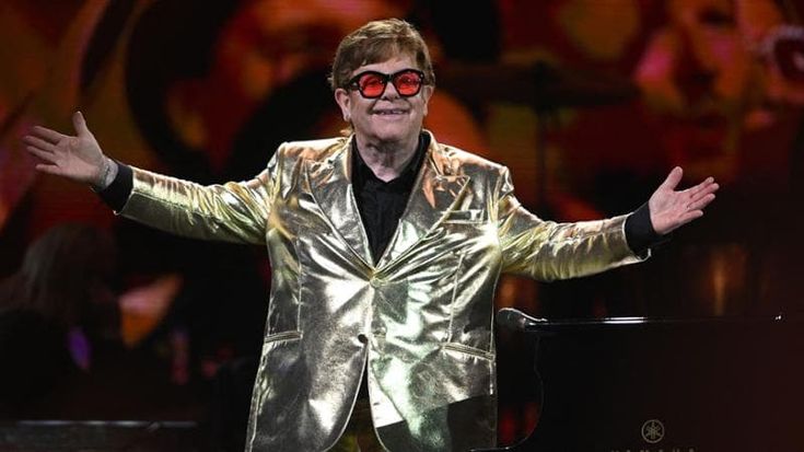 Elton John e l’infezione all’occhio: “Ci vedo poco, mi viene voglia di piangere. Ma vado avanti”