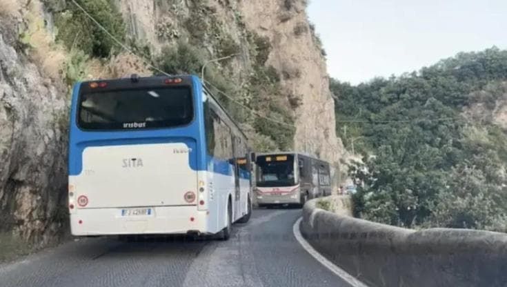 Costiera amalfitana, stop bus di turisti e pendolari. Sindaci e imprenditori: "Danni incalcolabili"