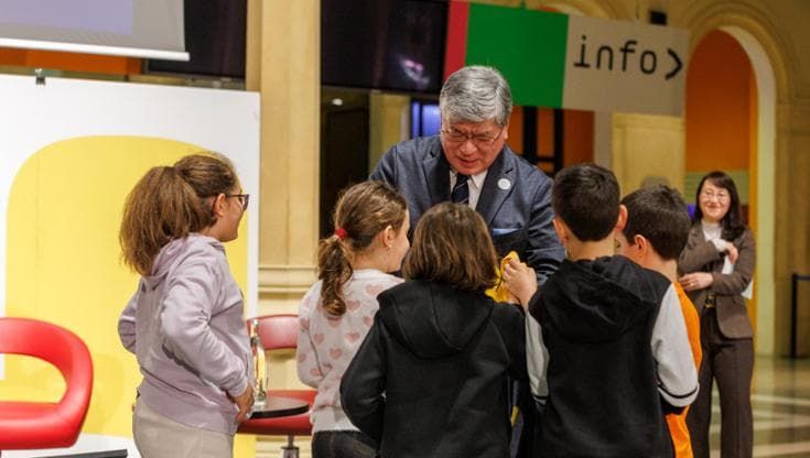 Gli alunni regalano la Pimpa al sindaco di Itabashi: “Ci siamo messi nei panni dei bimbi giapponesi”