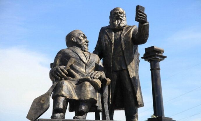 Kazakistan, la statua sembra un selfie: rimossa