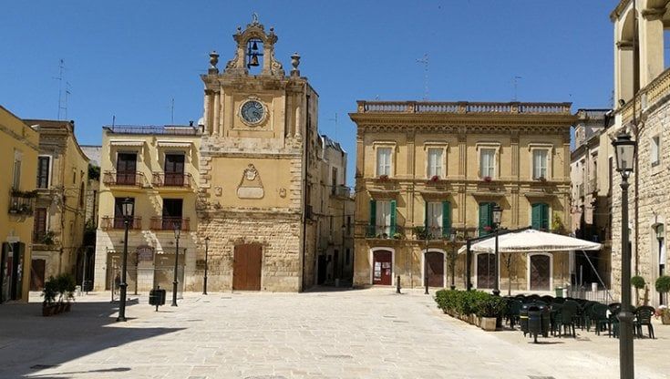 "Ipnosi per derubare anziani in casa": ad Acquaviva della Fonti caccia a una donna alta e bionda dai modi gentili
