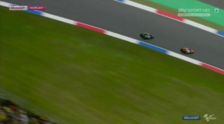Assen, duello all'ultima curva tra Rossi e Marquez: la fotosequenza