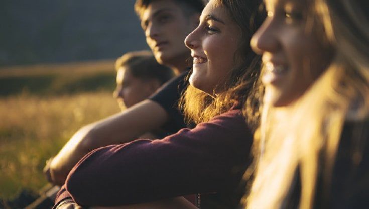 Aiutare giovani senza lavoro e anziani nelle aree alpine: nasce una nuova economia sociale