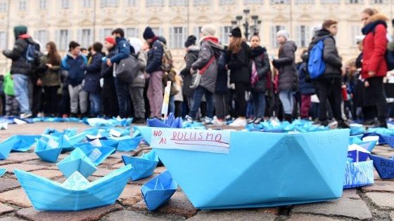 Legano l'insegnante alla sedia con lo scotch e la prendono a calci in un istituto superiore di Alessandria