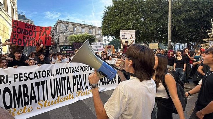 Cinquemila studenti sfilano a Palermo: “Basta aule fatiscenti”