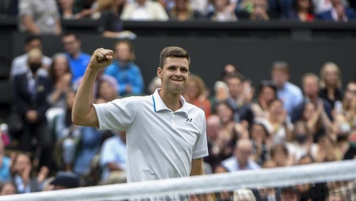 Medvedev scivola sull'erba di Wimbledon, sarà Hurkacz a sfidare Federer