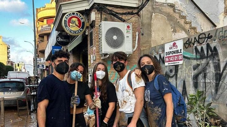 "Ho scavato nel fango di Valencia per una donna di 105 anni, voleva salvare le foto di famiglia”