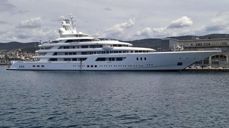 Sullo yacht dell’ambasciatore Usa tra buche da golf, drink e proteste