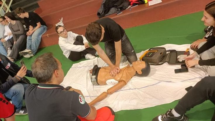 Magenta, studenti e cittadini a lezione di primo soccorso con gli istruttori del 118