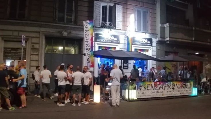 Bufera su locale gay, niente caffè al ragazzo nero: "Se vuoi ti do una banana".  Il titolare: "Fatti travisati"