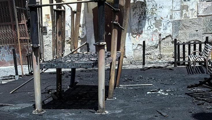 Paura alla Sanità: un boato poi il fuoco divora le giostrine di piazza San Vincenzo. Fumo nelle case