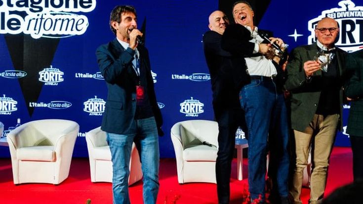 Atreju con Renzi e Conte, inedita coppia all’attacco. “Sedia vuota della premier”