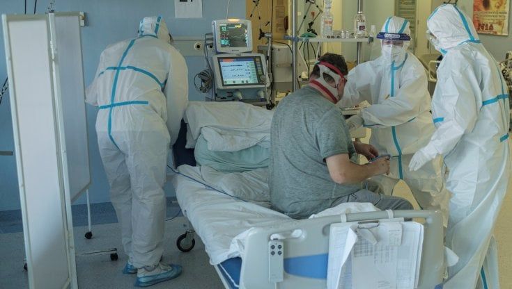 Piemonte, impennata dei contagiati: 2167 contro i 1537 di ieri, raddoppiano i casi positivi rispetto ai tamponi
