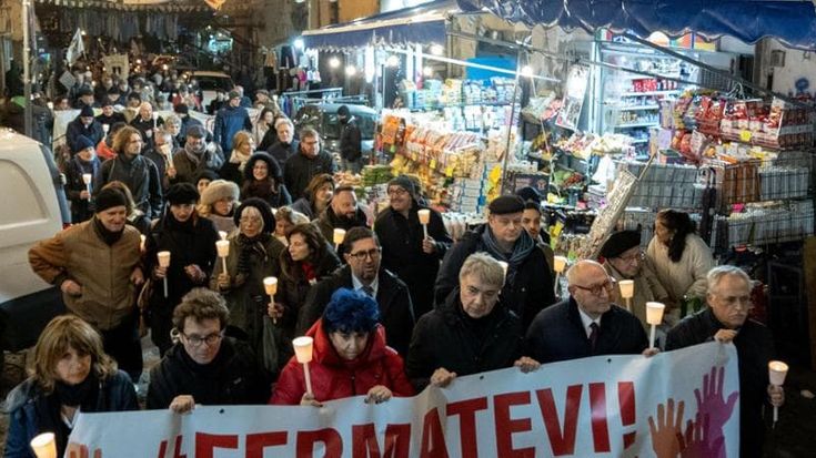 Napoli, l’arcivescovo Battaglia guida la marcia della pace: “Fermiamo tutte le guerre”