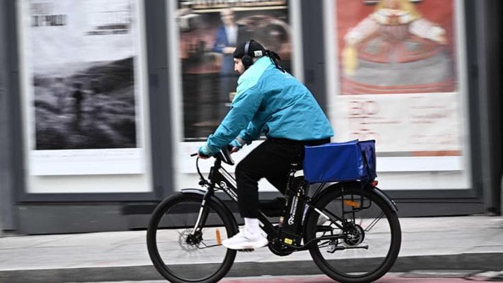 Panino addio, ora il rider arriva a scuola. Polemica con i presidi per il food delivery