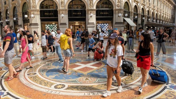 Turisti a Milano: nel centro affollato tutti parlano una lingua straniera. E mangiano gli spaghetti alle cinque