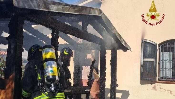 Granarolo, va a fuoco un ricovero attrezzi: feriti il proprietario e un poliziotto fuori servizio