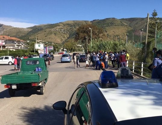 Covid, chiedono fine isolamento, migranti bloccano la Strada statale a Palinuro: protesta rientrata