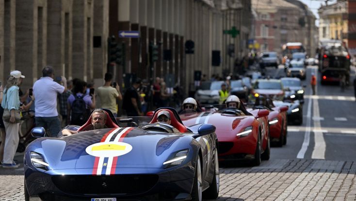 Ferrari Cavalcade: in piazza a Parma i modelli icona del Cavallino - foto