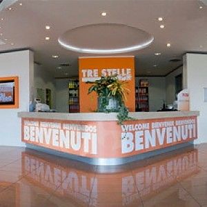 Lavoratori in allerta al mobilificio Tre Stelle: "Non ci pagano lo stipendio"