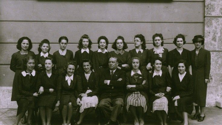 "Foto di classe senza ebrei", la persecuzione in un'immagine: gli archivi delle scuole di Milano raccontano le leggi razziali 
