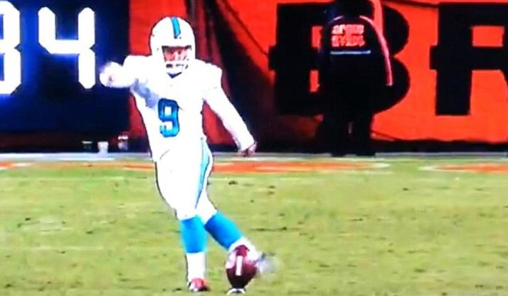 Nfl, il kicker di Miami tenta la rabona ma &egrave; un flop