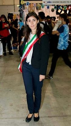 A Romics anche la ragazza truccata da Virginia Raggi