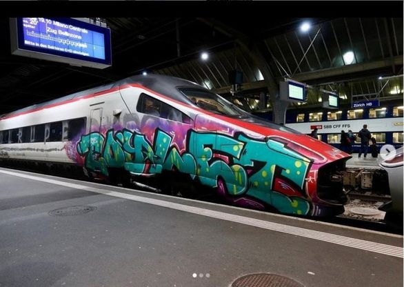 L'ultima "moda" dei writer milanesi e lombardi: su Instagram gli scatti dei "Tag attack" ai treni svizzeri
