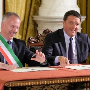 Renzi firma il patto per Genova . Poi al Ducale gremito: "Tam tam per far vincere il Sì"