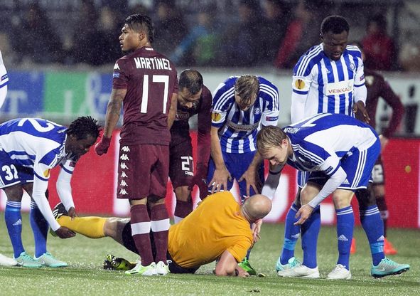 Hjk Helsinki-Torino: infortunio muscolare, l'arbitro esce in barella