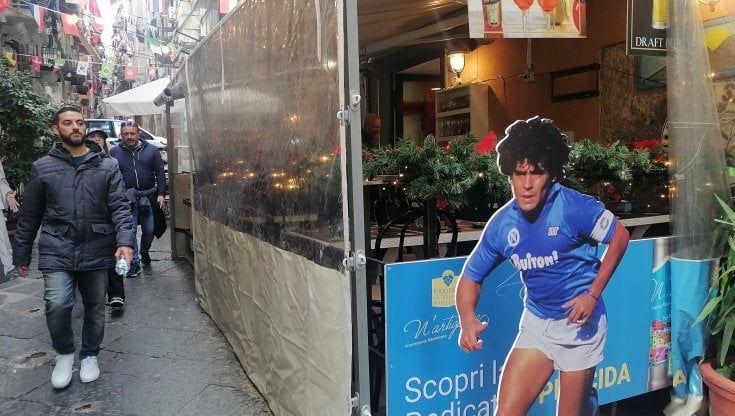 Magliette, limonate e la pizza Maradona: a Napoli boom del commercio nel nome di Diego